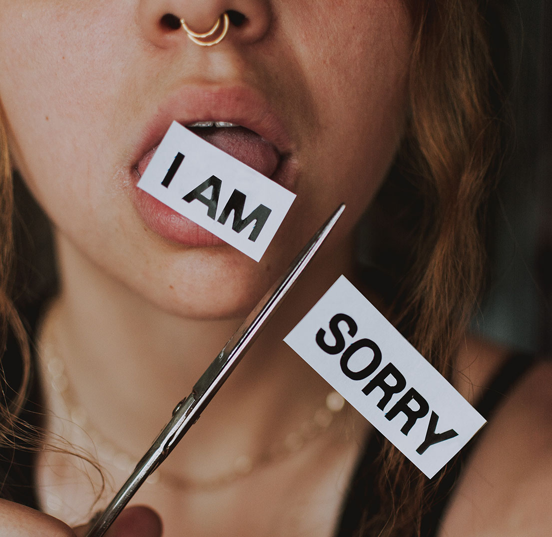 Mulher cortando o "Sorry" da frase "I am sorry".